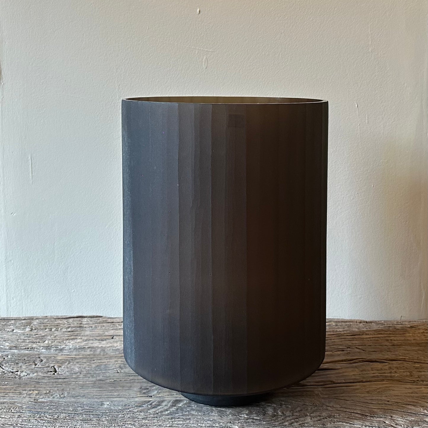 geribbelde vaas van bruin glas