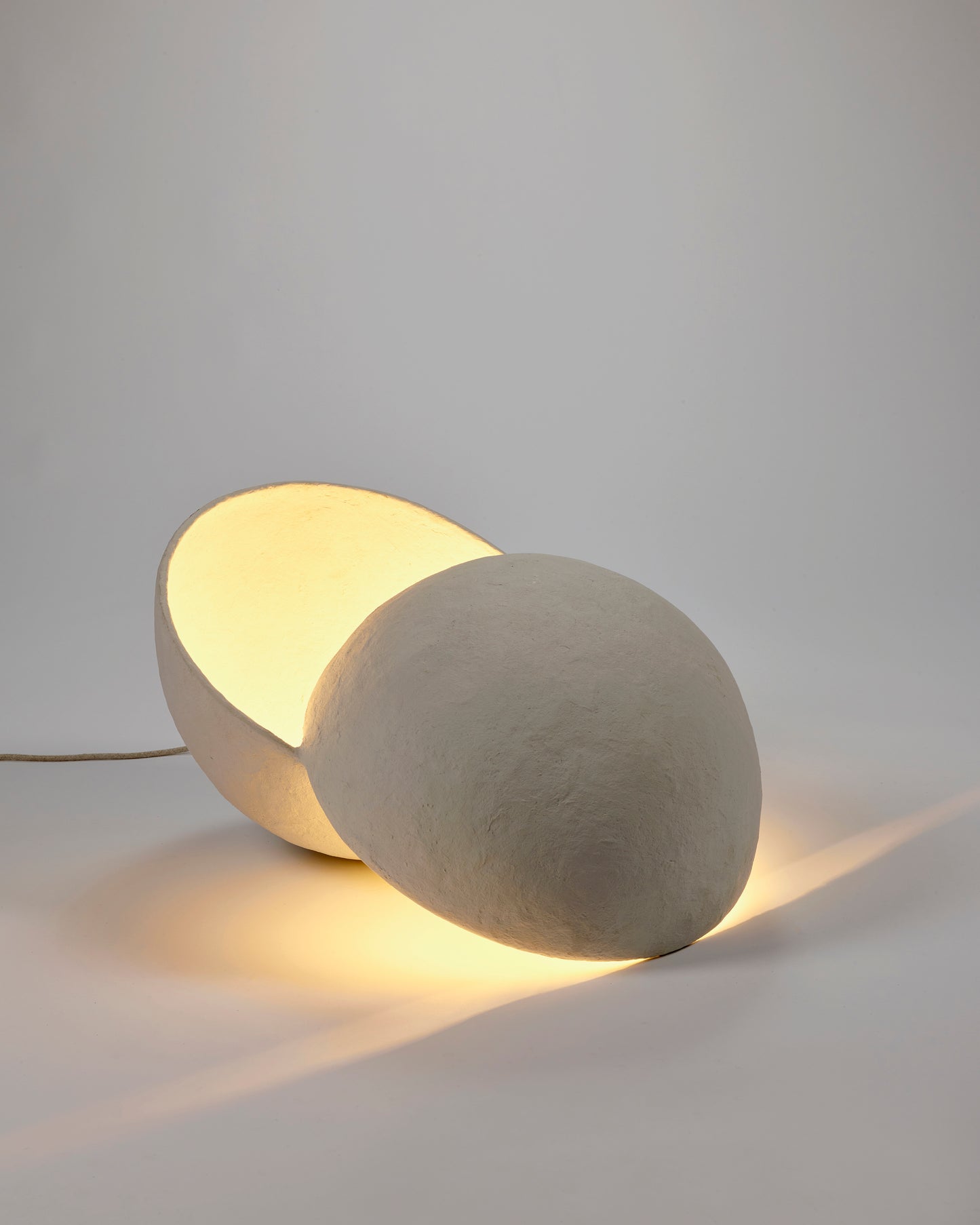 halve cirkel tafellamp van papier-maché