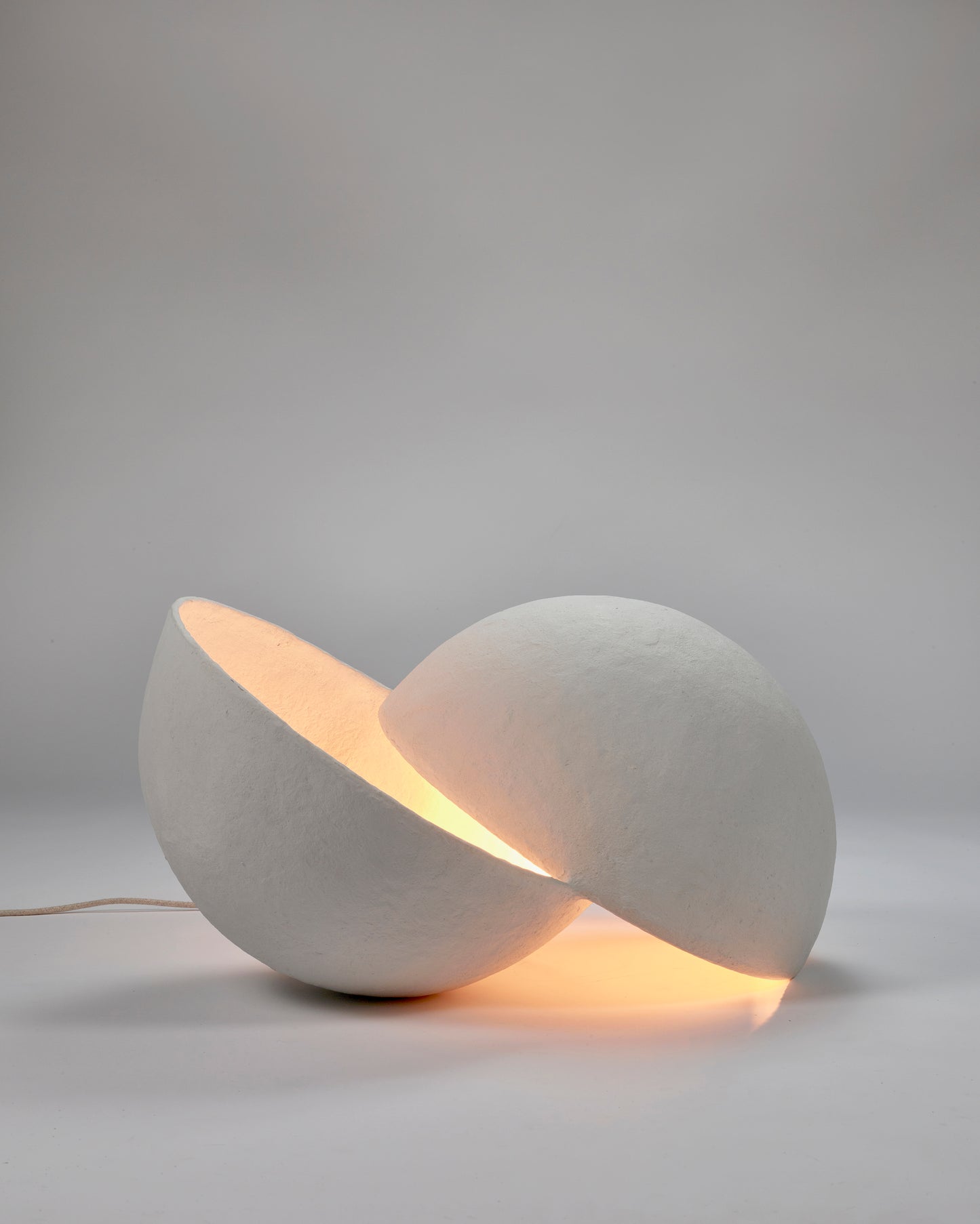 halve cirkel tafellamp van papier-maché