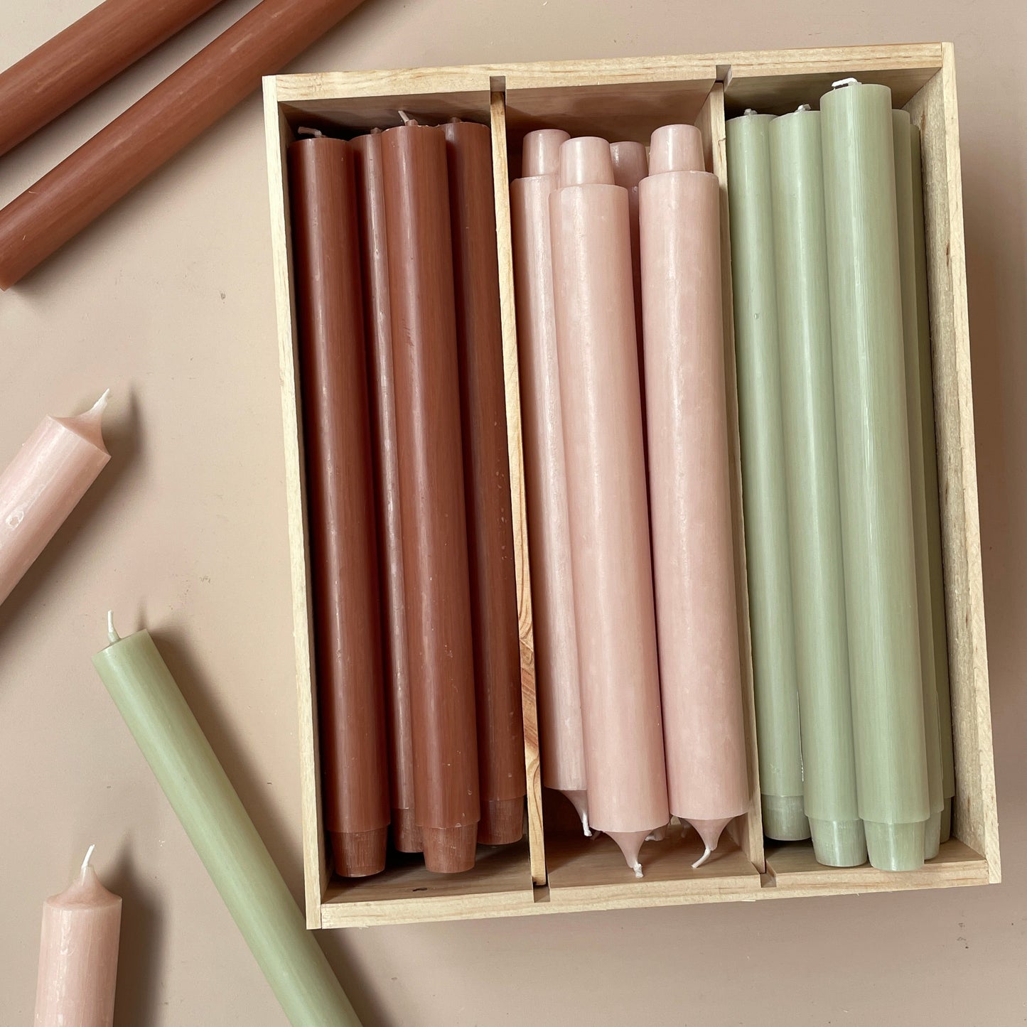 lange dinerkaars in verschillende kleuren