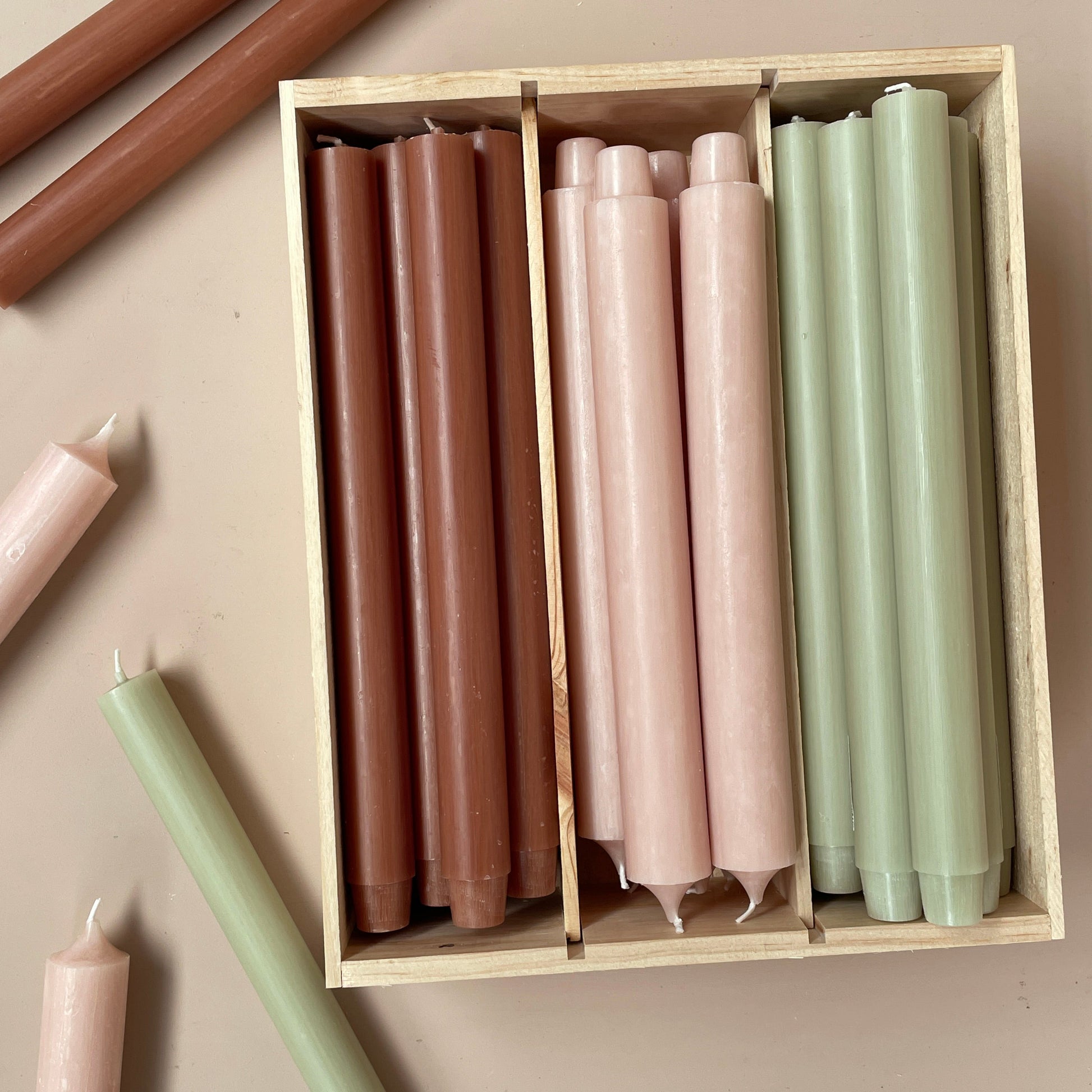 lange dinerkaars in verschillende kleuren