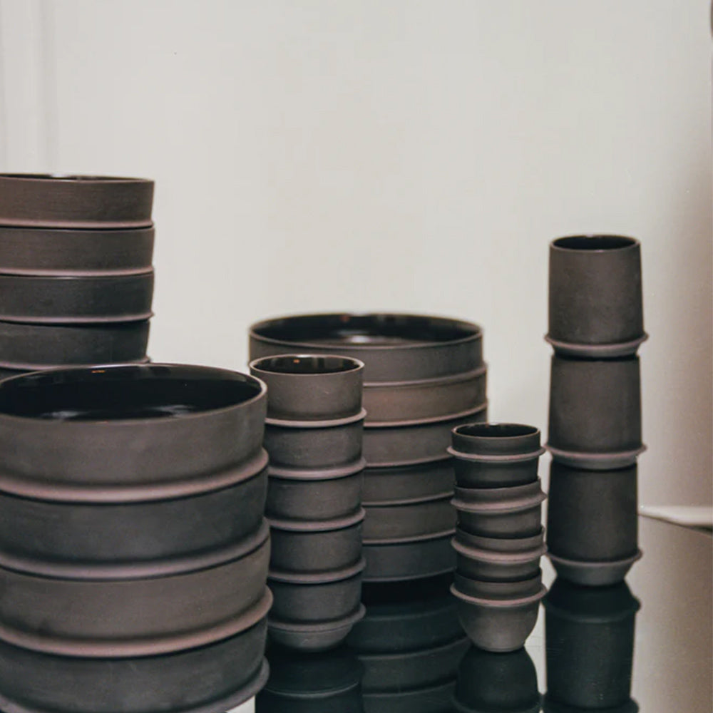 Serax dune beker slate gehele collectie met bordjes schaaltjes en kopjes