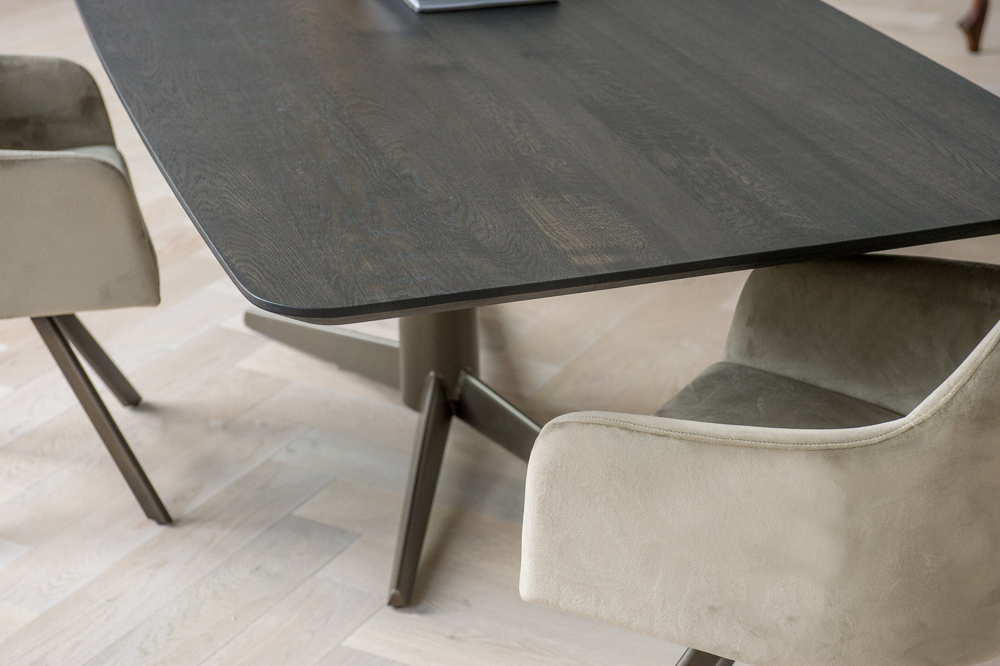 Eettafel Lumos rechthoekig met radius eiken