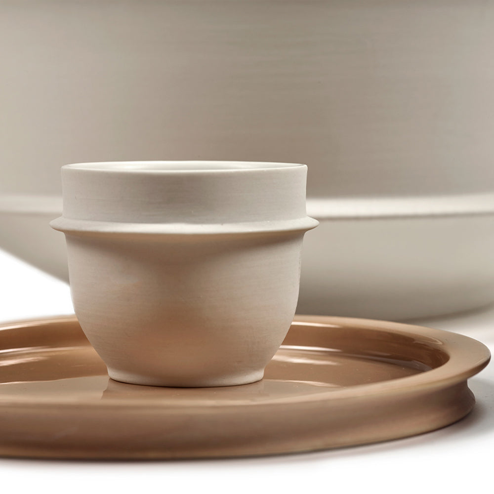 Serax dune koffiekopje alabaster met neutrale tinten op een bordje