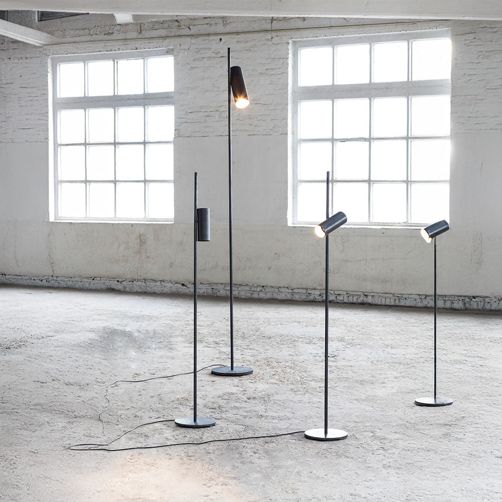 lange zwarte staande leeslamp of accentverlichting