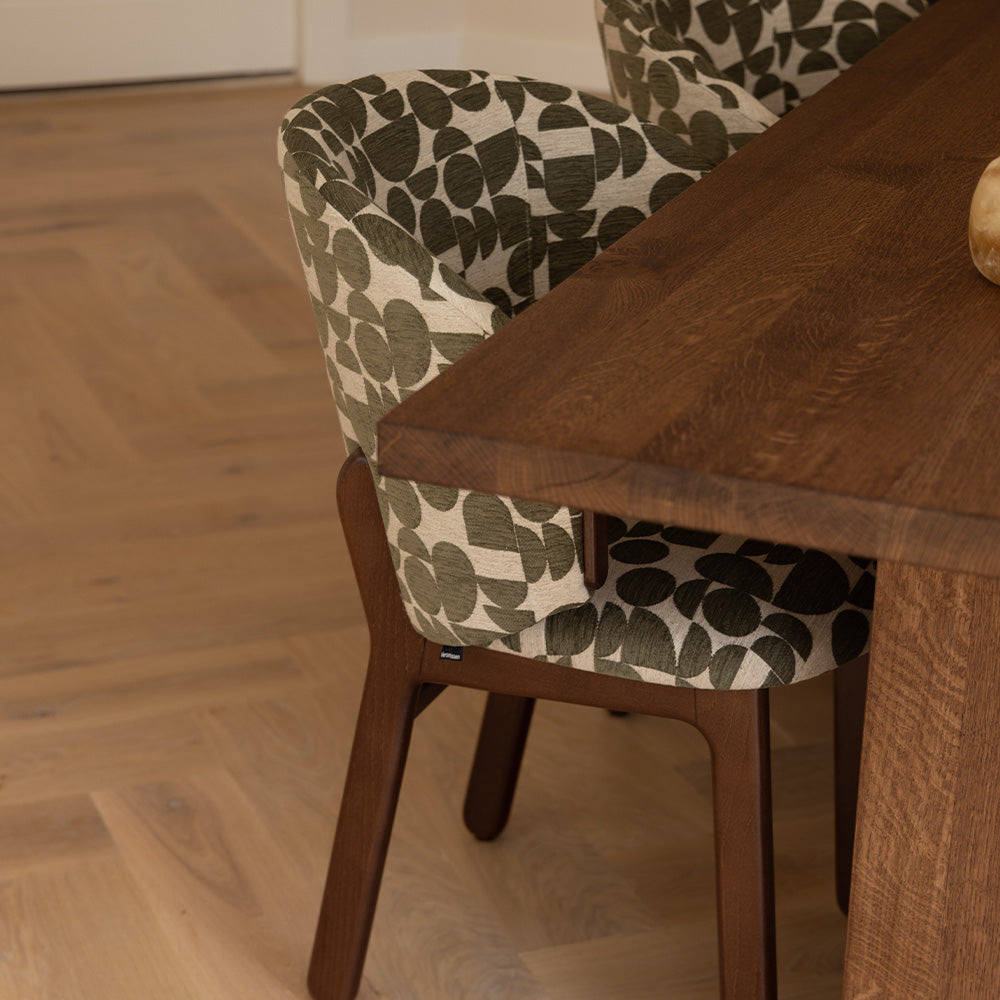 Mika stoel met zachte, geweven bekleding met print en houten poten