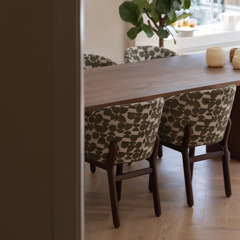 Mika stoel met zachte, geweven bekleding met print en houten poten