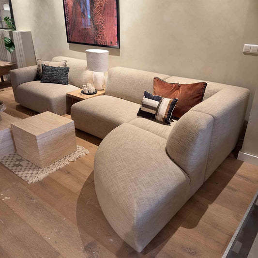 bank met verschillende bankstukken in een dusk kleur. bank met diverse vormen in beige kleur.