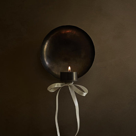 Twistwall van Tine K Home van geoxideerd messing. kaarshouder op de muur