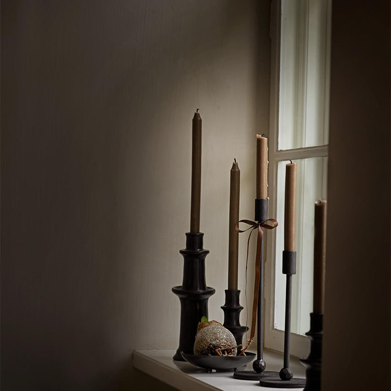 Tadecandle kandelaars van klei met kaarsen er in voor een raam