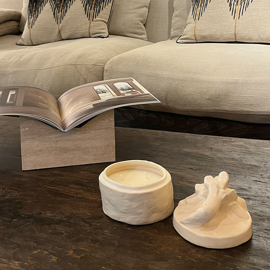 Serax en Bela Silva handgemaakte sojakaarsen op tafel. geurkaarsen M