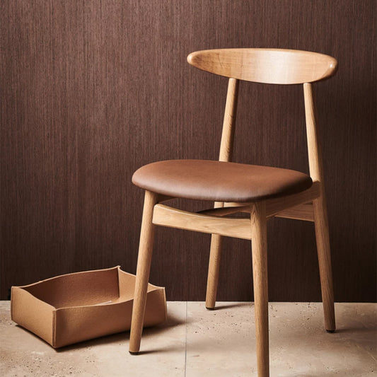 Teo eettafelstoel in massief eikenhout met bruine leren zitting zonder armleuning