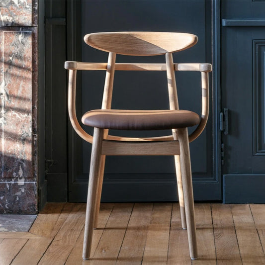 Teo eettafelstoel met armleuning in massief eikenhout met bruine leren zitting