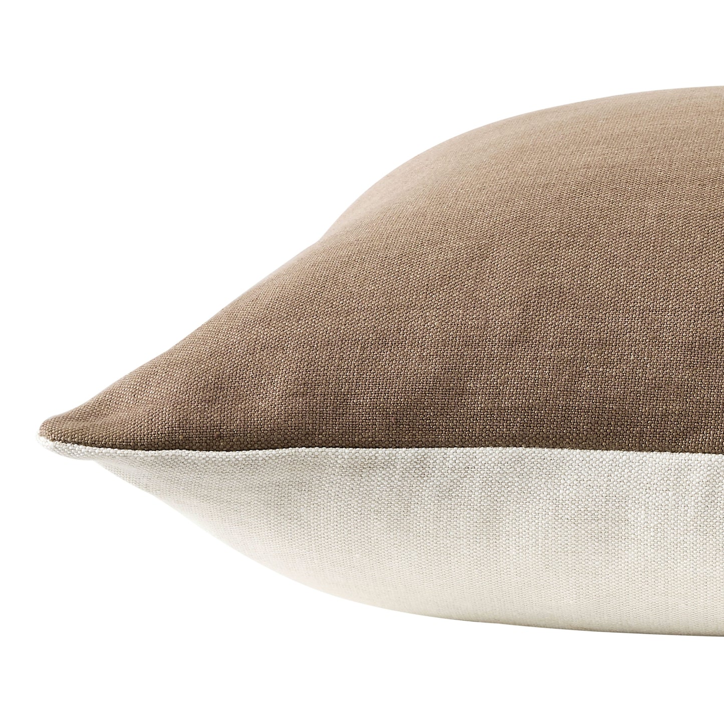 Jop55 kussen in de kleur hazel met subtiele schaduwkleur aan de zijkant.  omkeerbare ontwerp kun je de hoes draaien