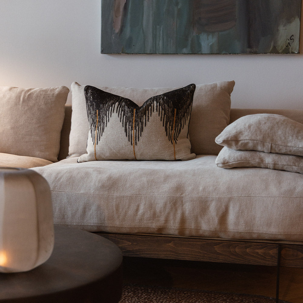 Sierkussen van Élitis model Joséphine deep black. zwart en wit sierkussen