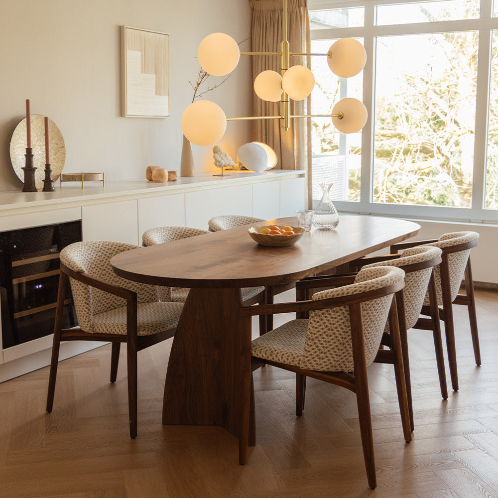 moderne Rose eetstoel notenhout en stof met armleuning gestyled in luxe elegante eetkamer