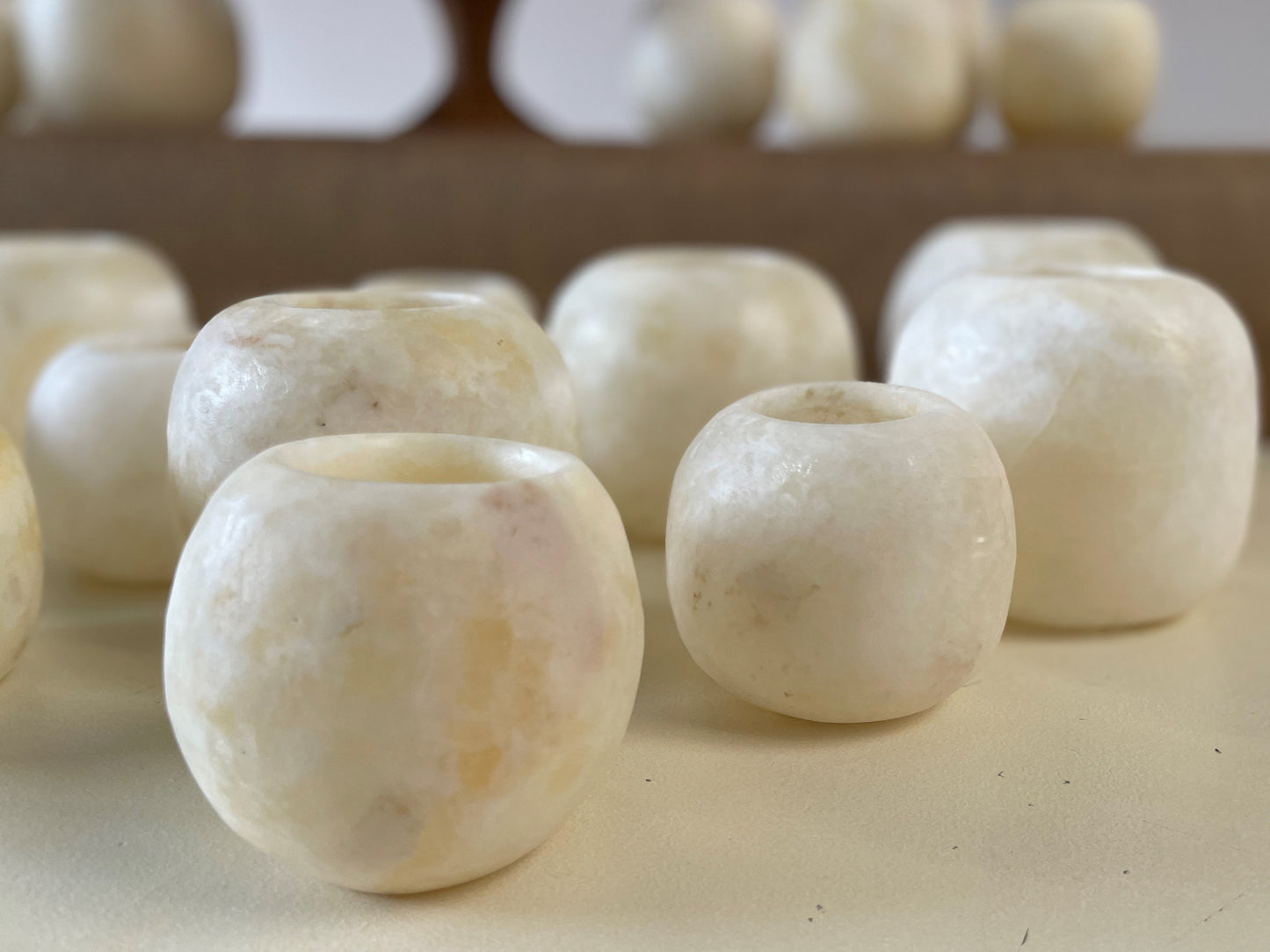 witte alabaster kaarsenhouders