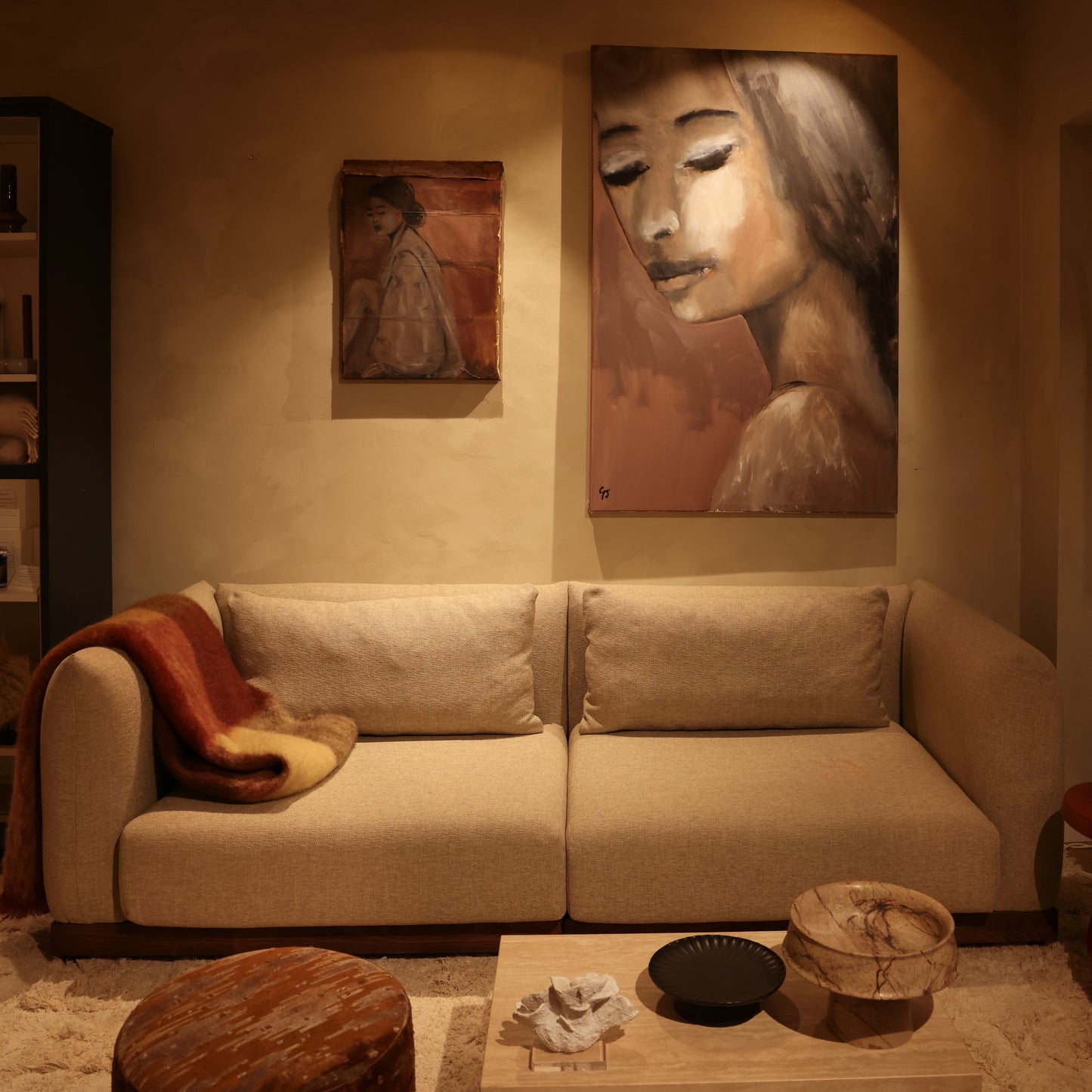 Zitbank Oos in warme stof met houten plint, ontworpen door Studio IF x L’Authentique