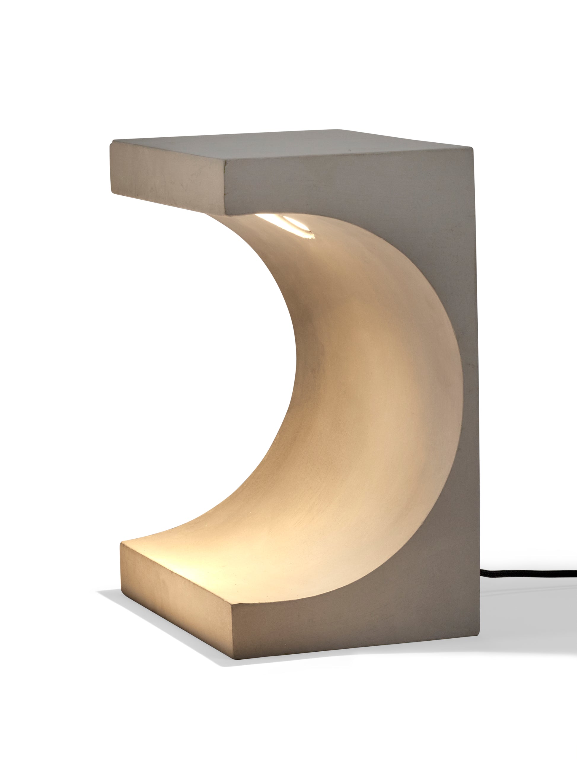 diffuse licht van de betonnen bijzettafel 'Tangent'