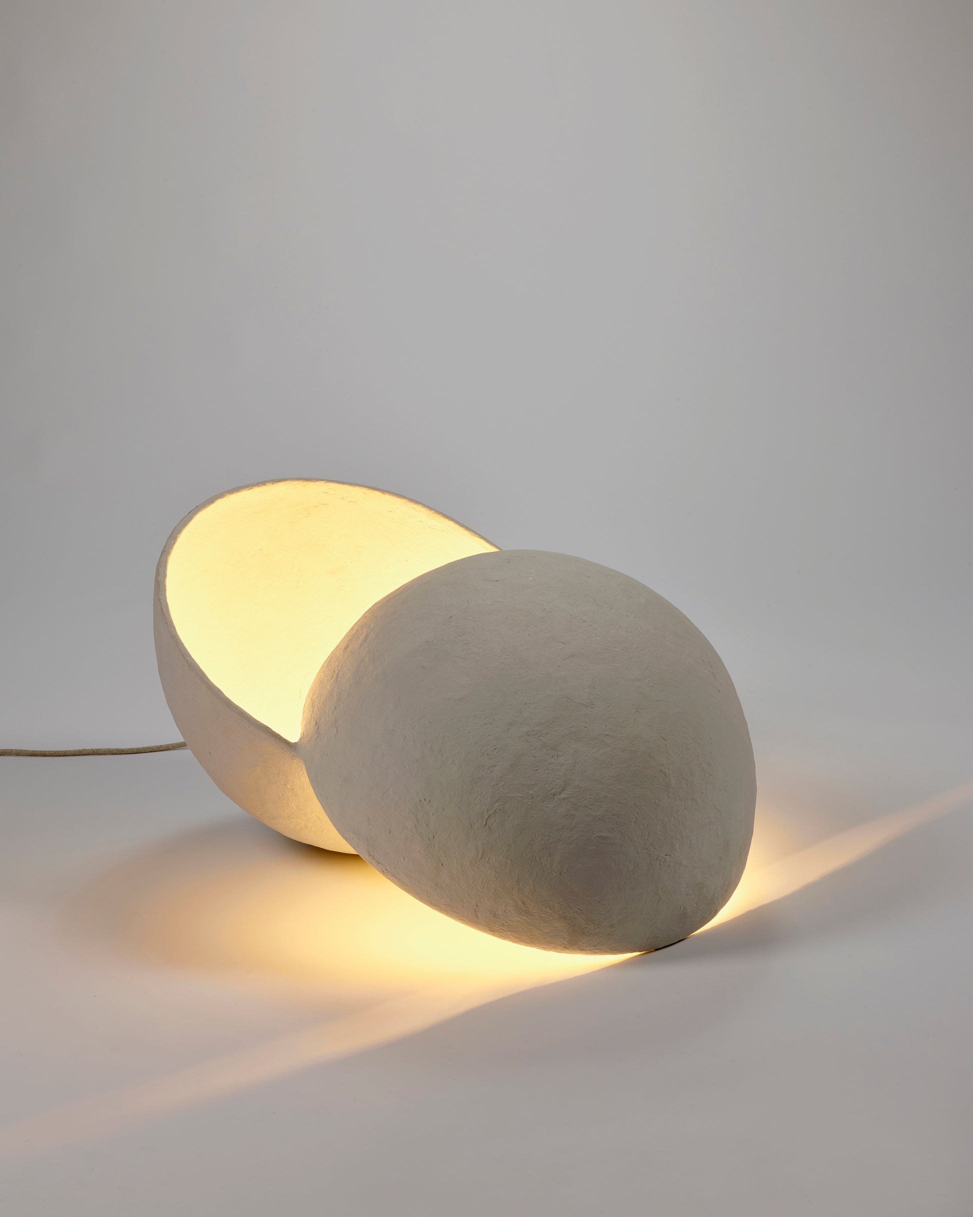 halve cirkel tafellamp van papier-maché