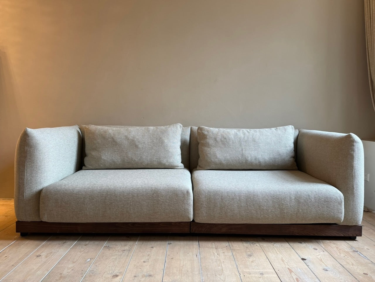 Zitbank Oos in warme stof met houten plint, ontworpen door Studio IF x L’Authentique