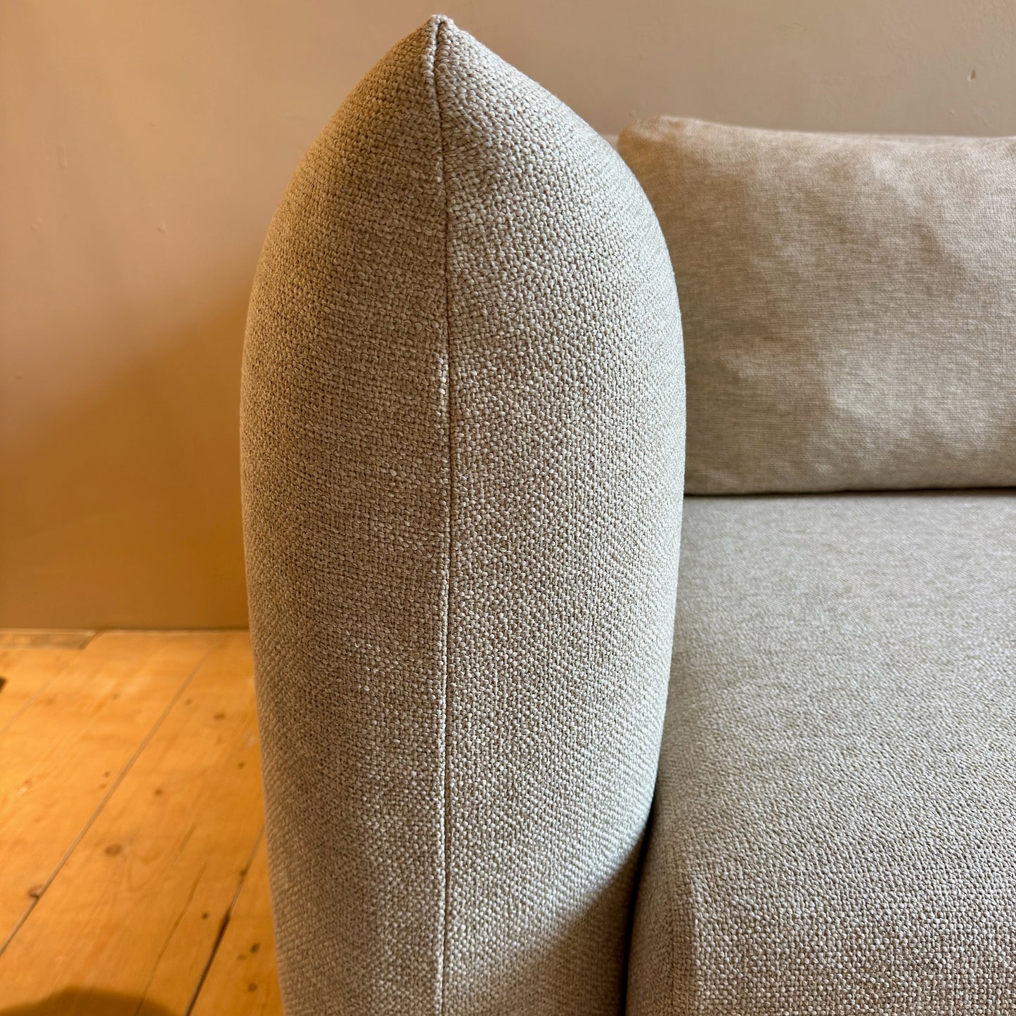 Zitbank Oos in warme stof met houten plint, ontworpen door Studio IF x L’Authentique