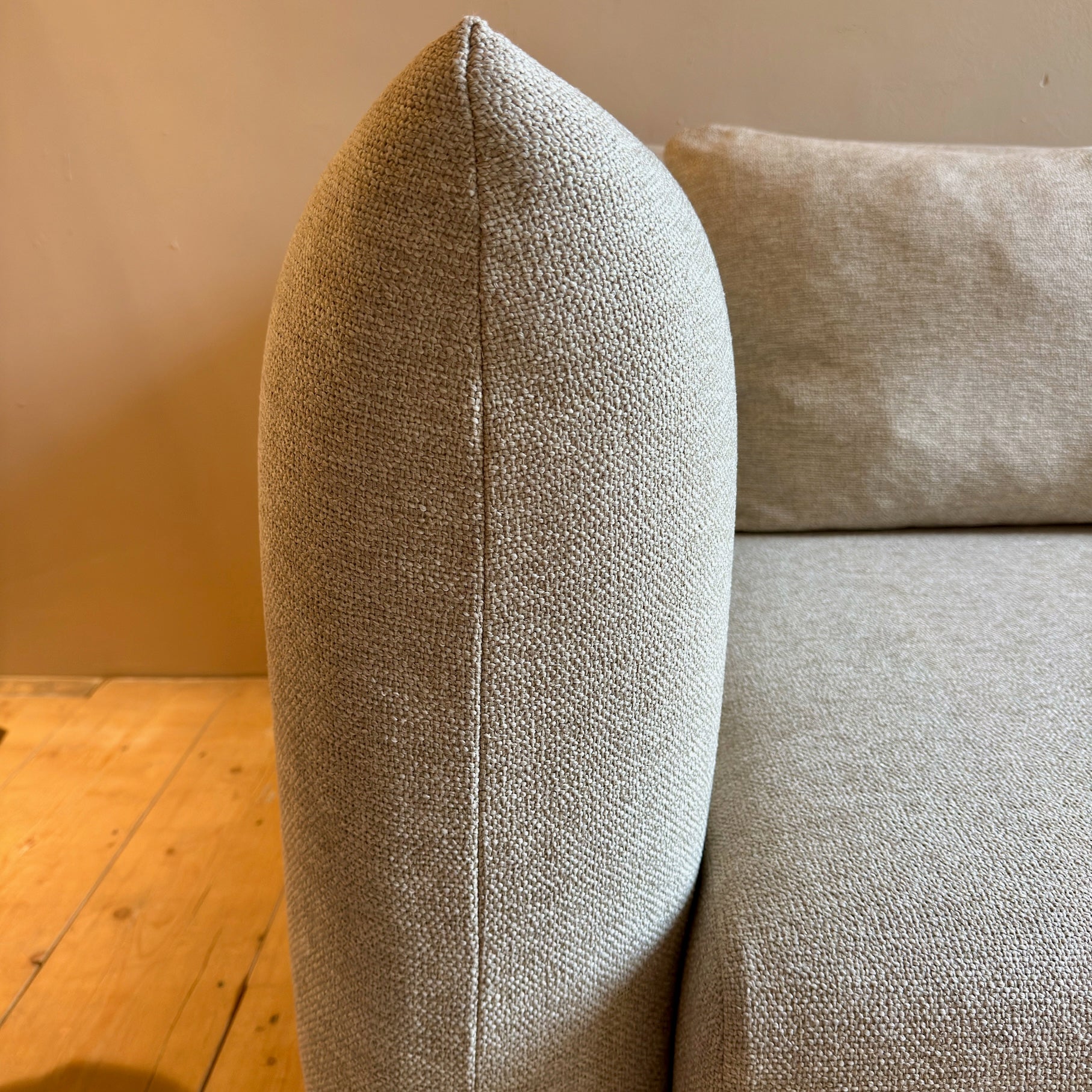 Zitbank Oos in warme stof met houten plint, ontworpen door Studio IF x L’Authentique