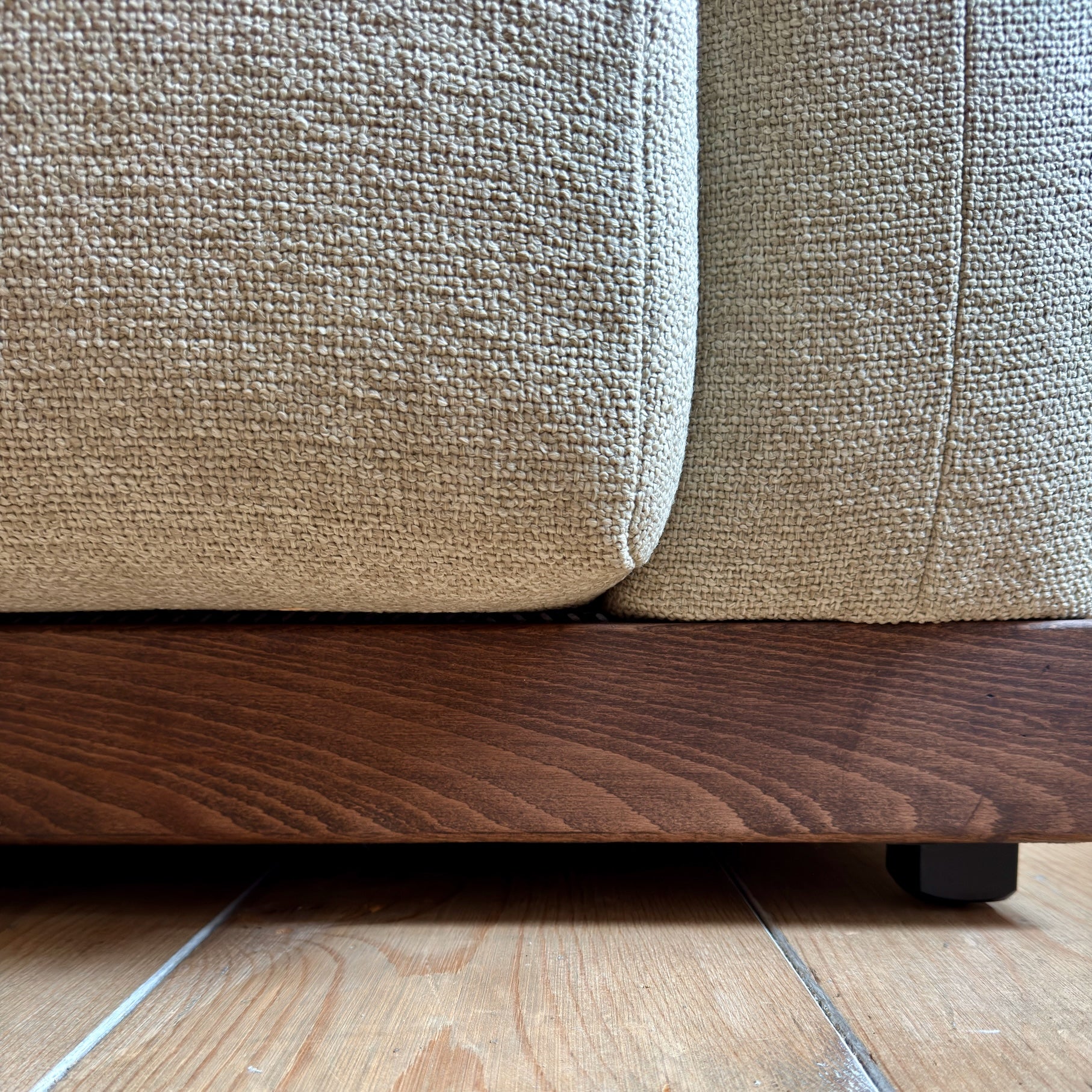 Zitbank Oos in warme stof met houten plint, ontworpen door Studio IF x L’Authentique