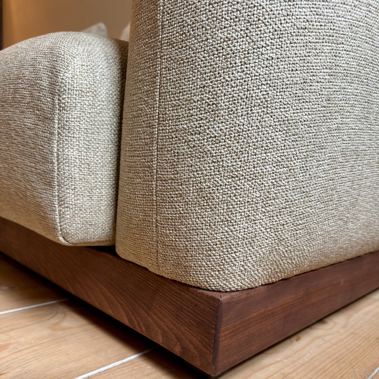 Zitbank Oos in warme stof met houten plint, ontworpen door Studio IF x L’Authentique