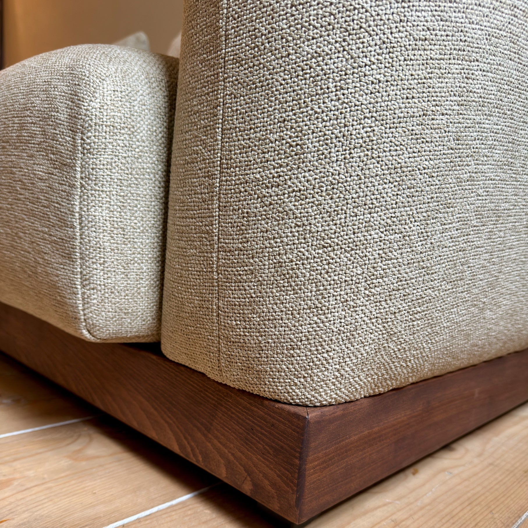 Zitbank Oos in warme stof met houten plint, ontworpen door Studio IF x L’Authentique