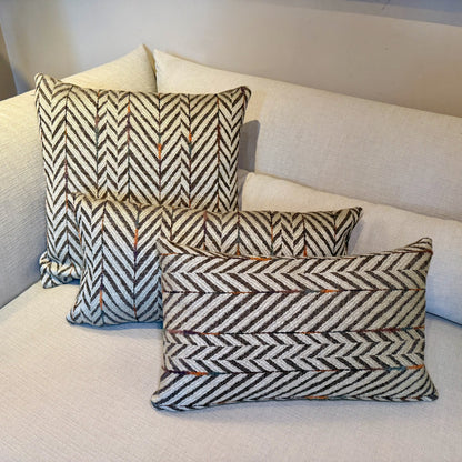 Studio IF sierkussen met contrasterende stoffen voor- en achterkant, inclusief dons