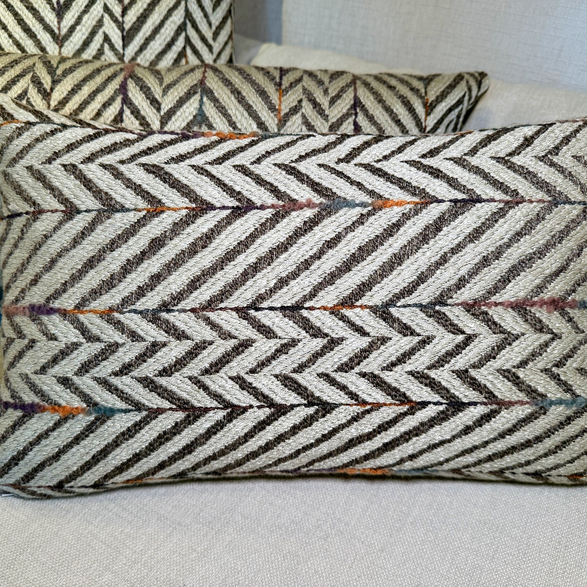 Studio IF sierkussen met contrasterende stoffen voor- en achterkant, inclusief dons