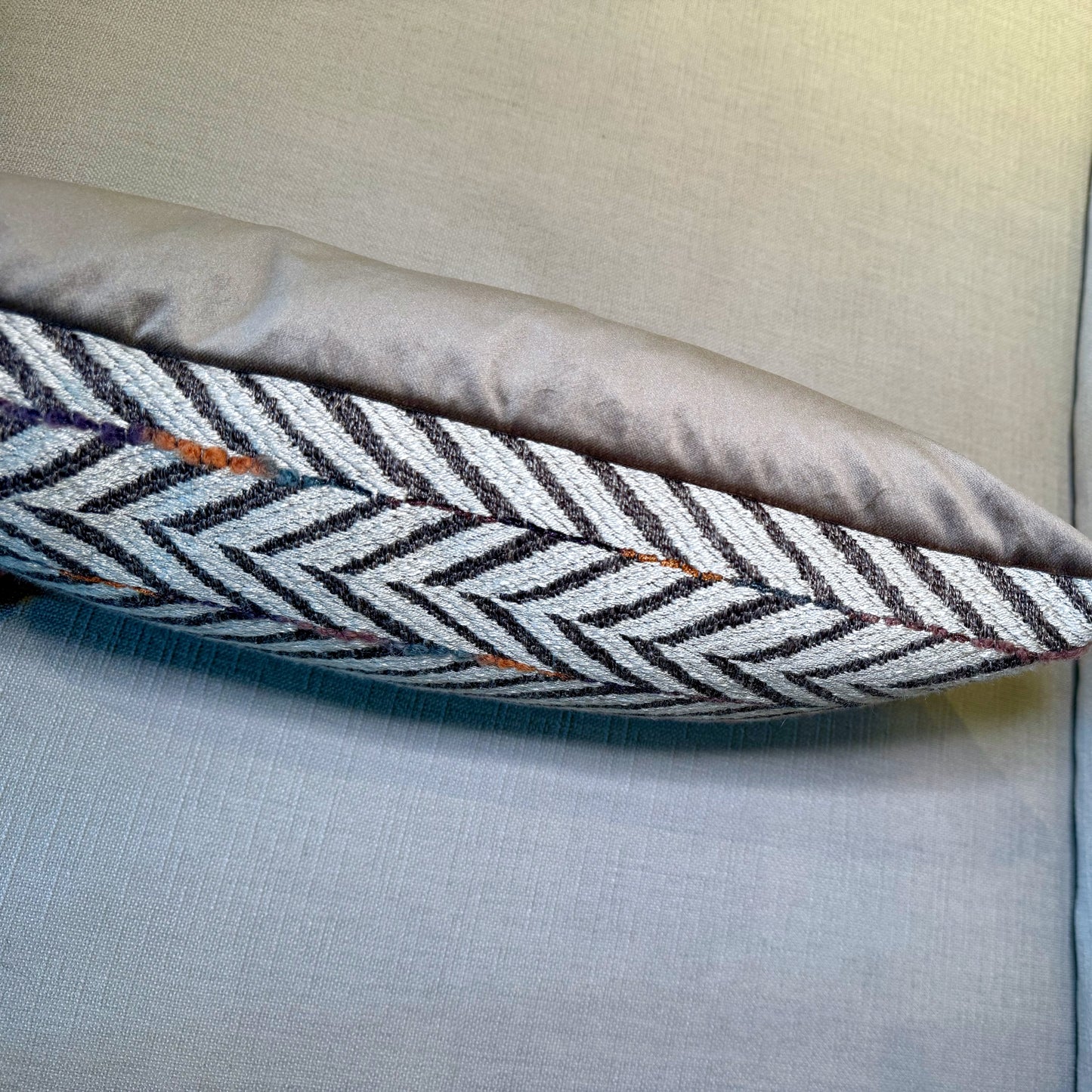 Studio IF sierkussen met contrasterende stoffen voor- en achterkant, inclusief dons