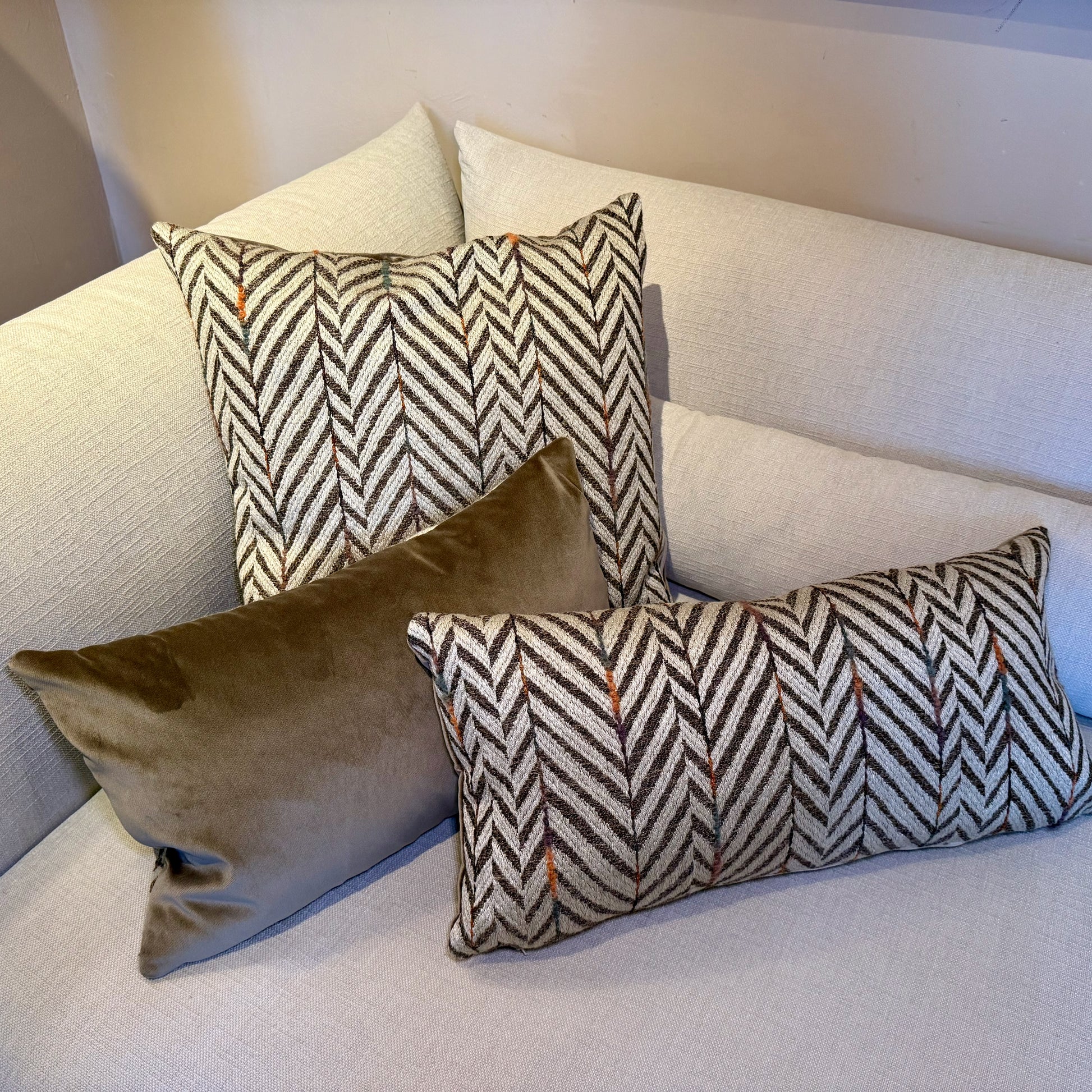 Studio IF sierkussen met contrasterende stoffen voor- en achterkant, inclusief dons