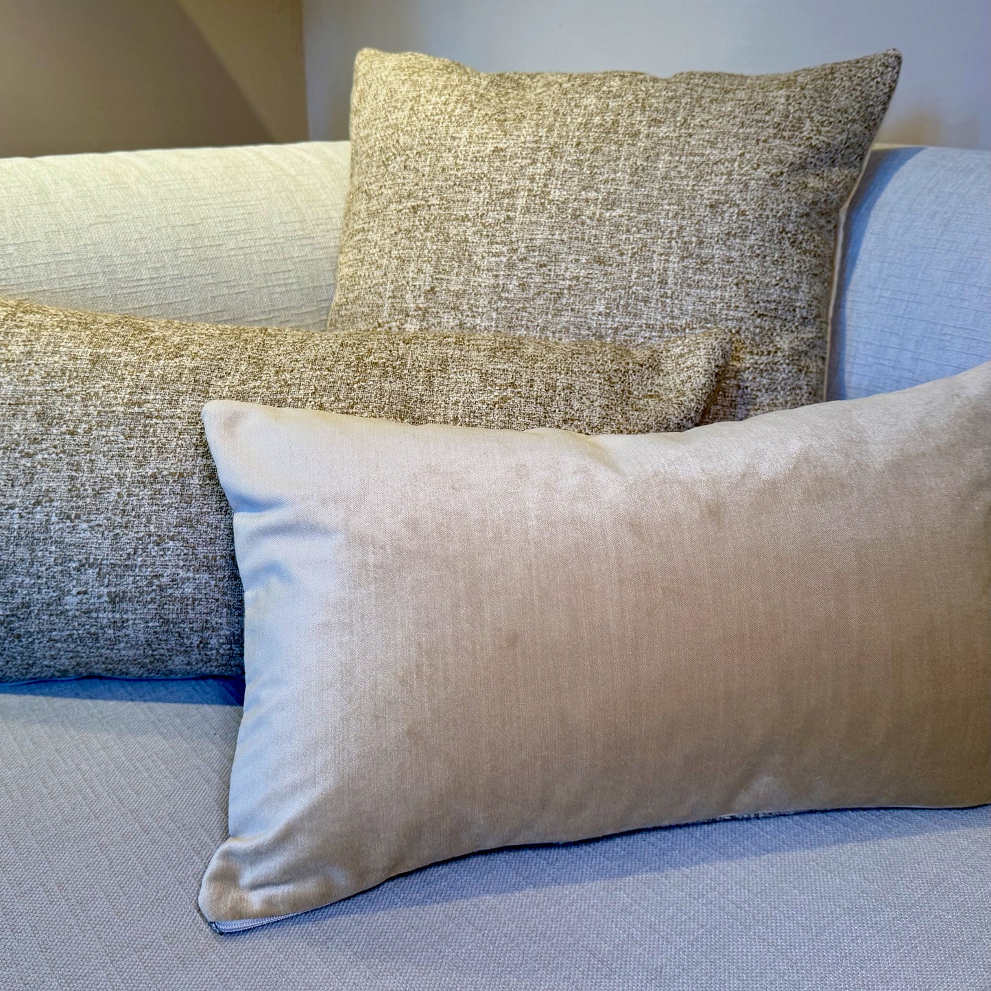 Studio IF sierkussen met contrasterende stoffen voor- en achterkant, inclusief dons