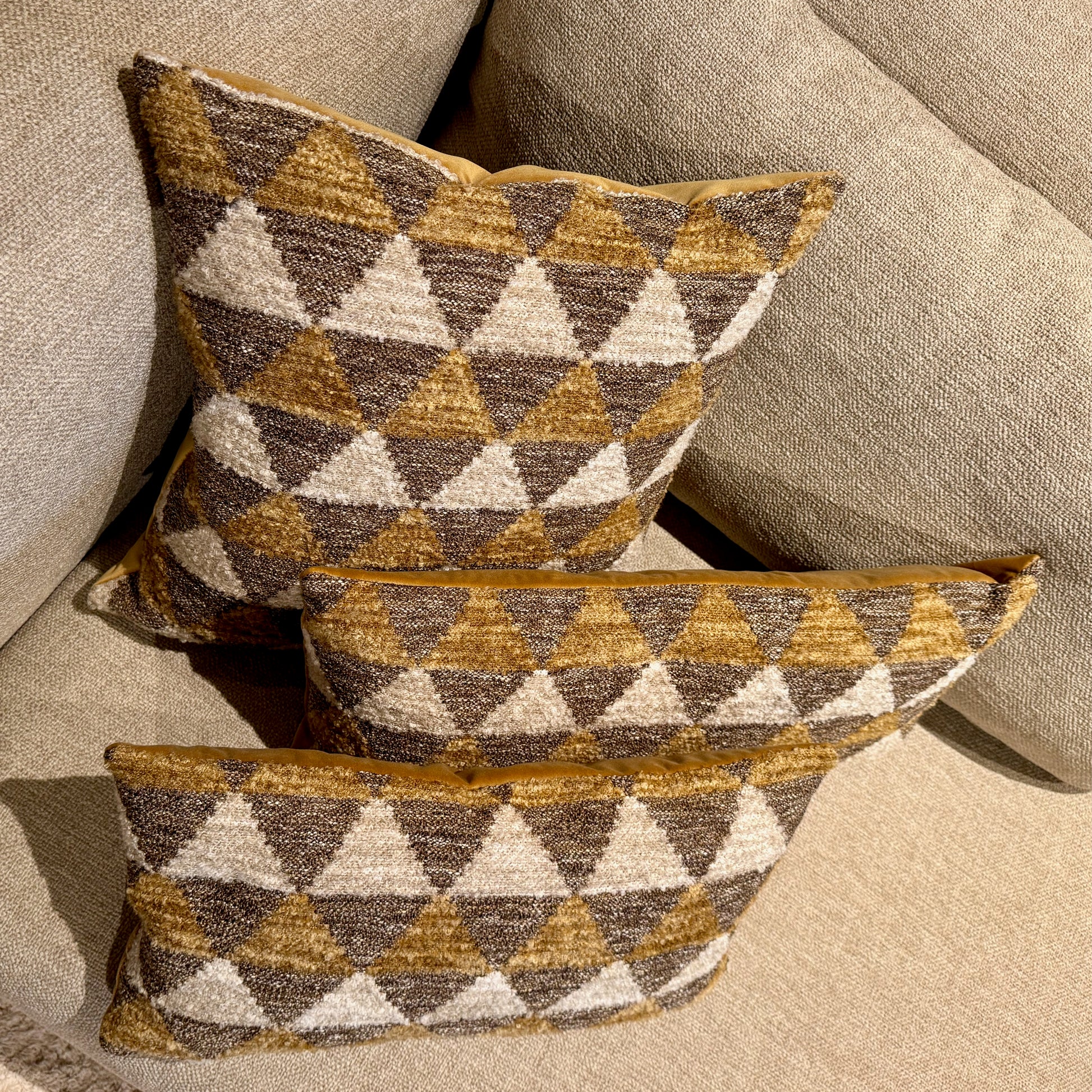 Studio IF sierkussen met contrasterende stoffen voor- en achterkant, inclusief dons