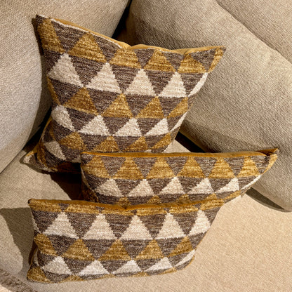 Studio IF sierkussen met contrasterende stoffen voor- en achterkant, inclusief dons