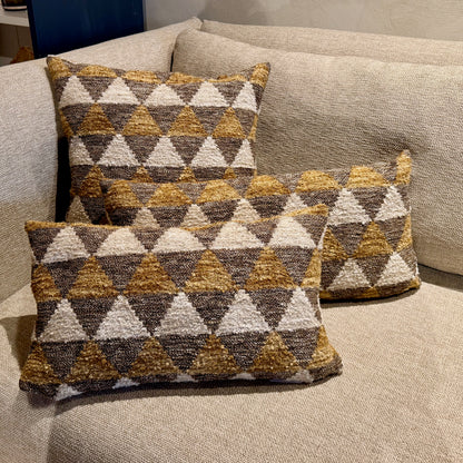 Studio IF sierkussen met contrasterende stoffen voor- en achterkant, inclusief dons