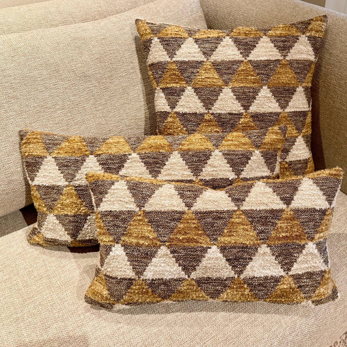 Studio IF sierkussen met contrasterende stoffen voor- en achterkant, inclusief dons