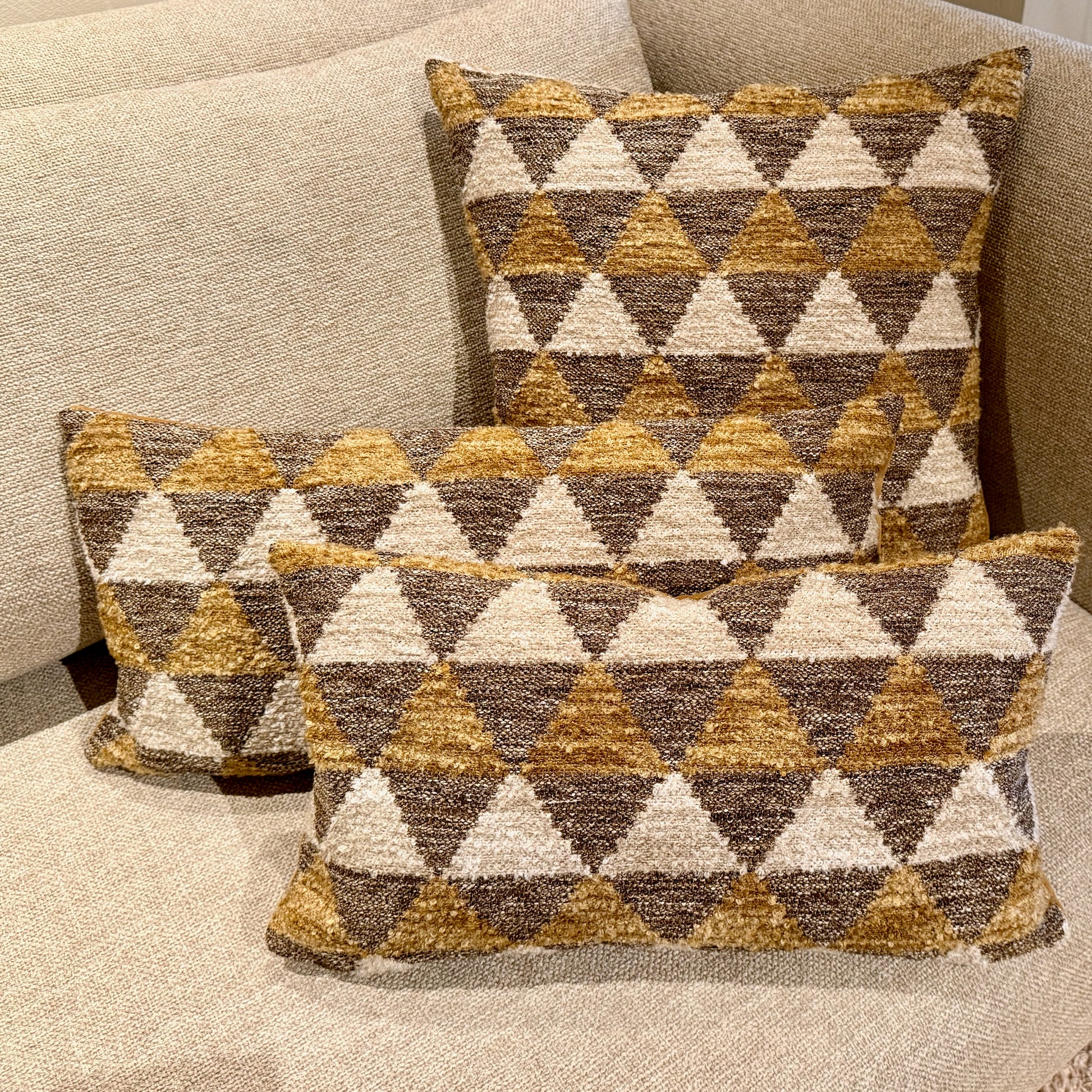 Studio IF sierkussen met contrasterende stoffen voor- en achterkant, inclusief dons