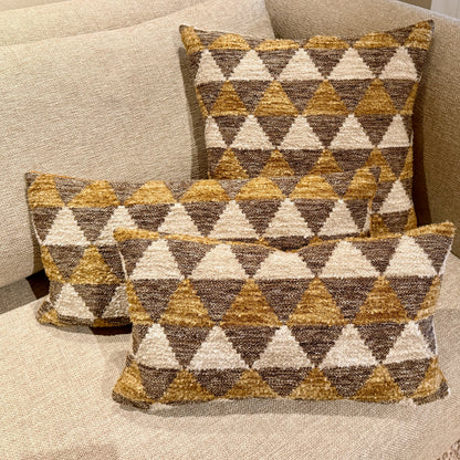 Studio IF sierkussen met contrasterende stoffen voor- en achterkant, inclusief dons