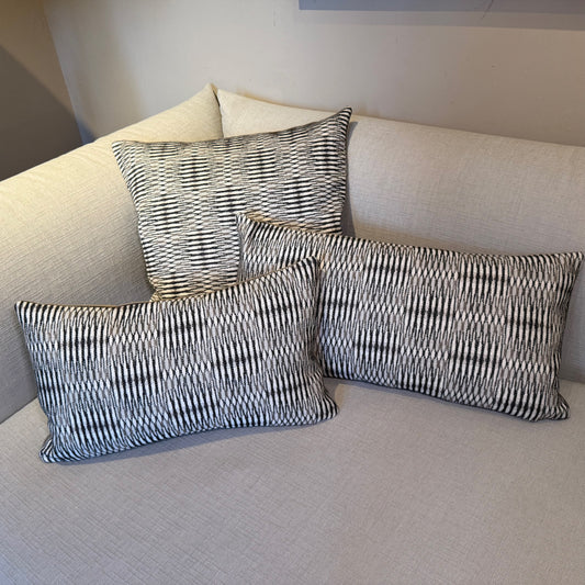 Studio IF sierkussen met contrasterende stoffen voor- en achterkant, inclusief dons