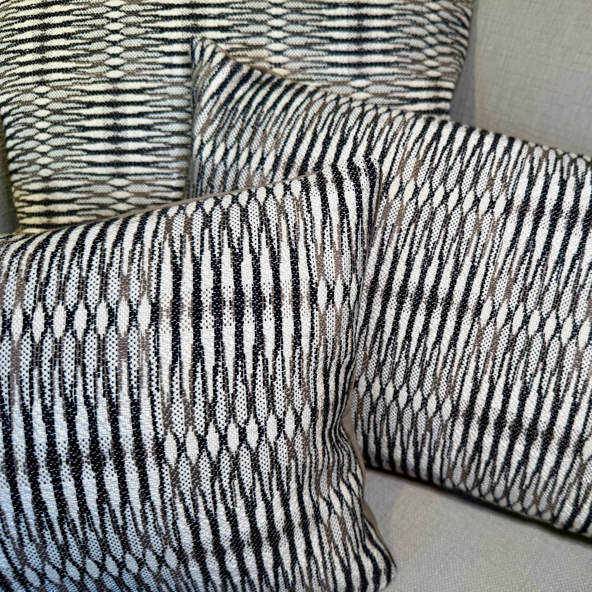 Studio IF sierkussen met contrasterende stoffen voor- en achterkant, inclusief dons