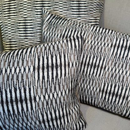 Studio IF sierkussen met contrasterende stoffen voor- en achterkant, inclusief dons