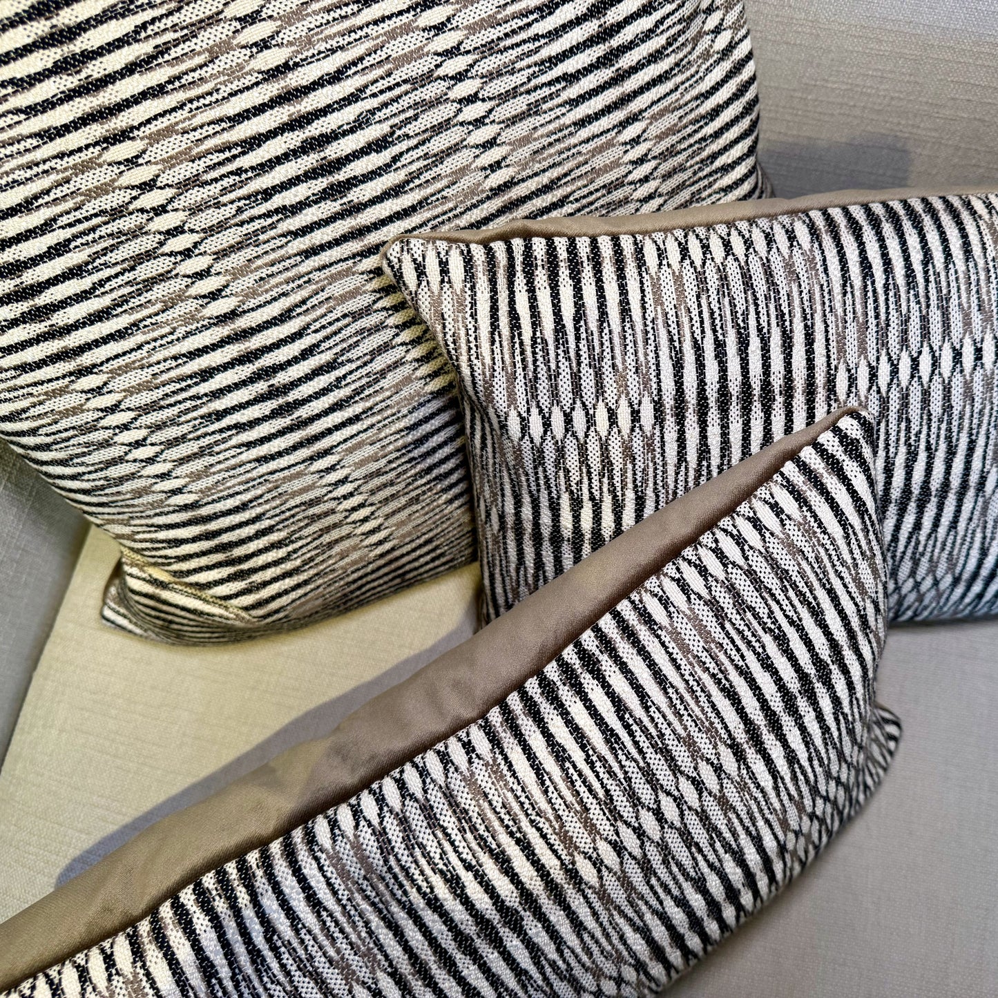 Studio IF sierkussen met contrasterende stoffen voor- en achterkant, inclusief dons