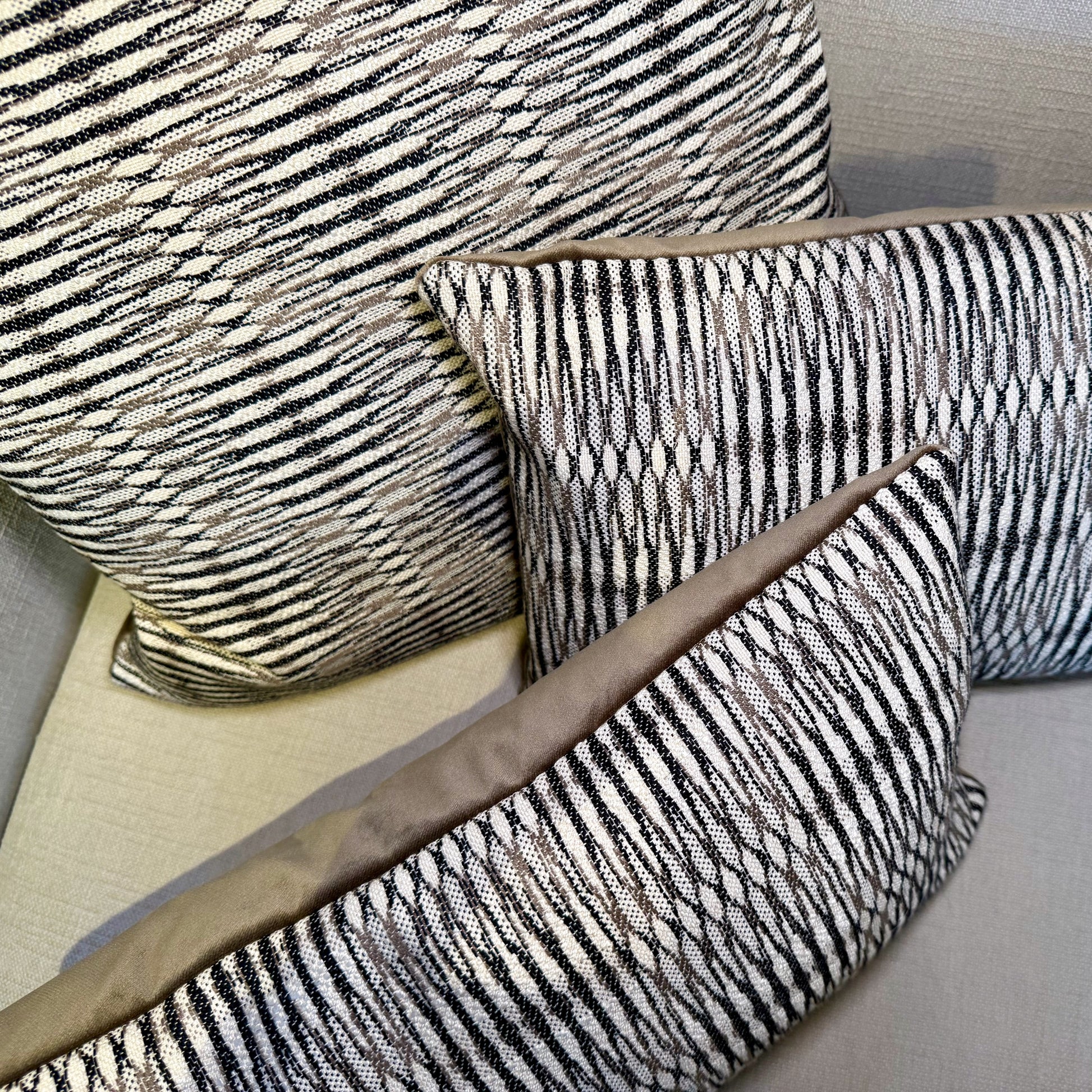 Studio IF sierkussen met contrasterende stoffen voor- en achterkant, inclusief dons