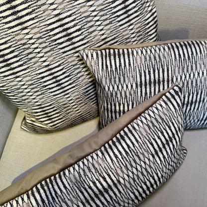 Studio IF sierkussen met contrasterende stoffen voor- en achterkant, inclusief dons