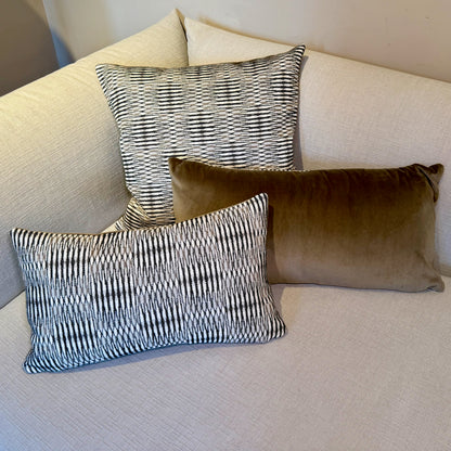 Studio IF sierkussen met contrasterende stoffen voor- en achterkant, inclusief dons