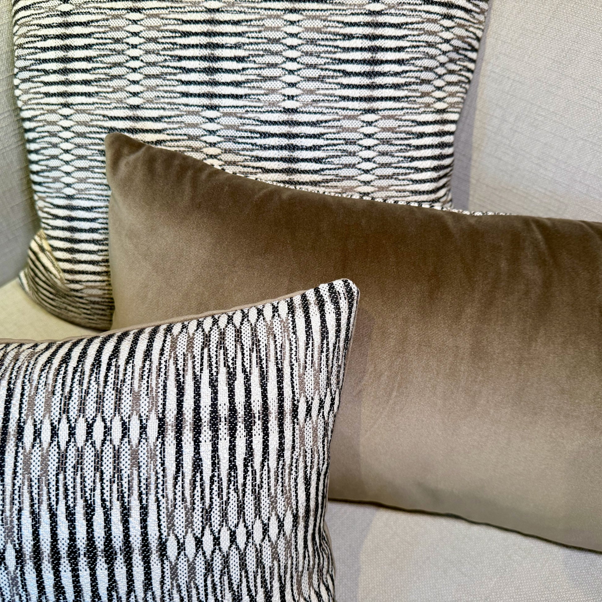 Studio IF sierkussen met contrasterende stoffen voor- en achterkant, inclusief dons