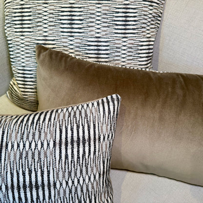 Studio IF sierkussen met contrasterende stoffen voor- en achterkant, inclusief dons